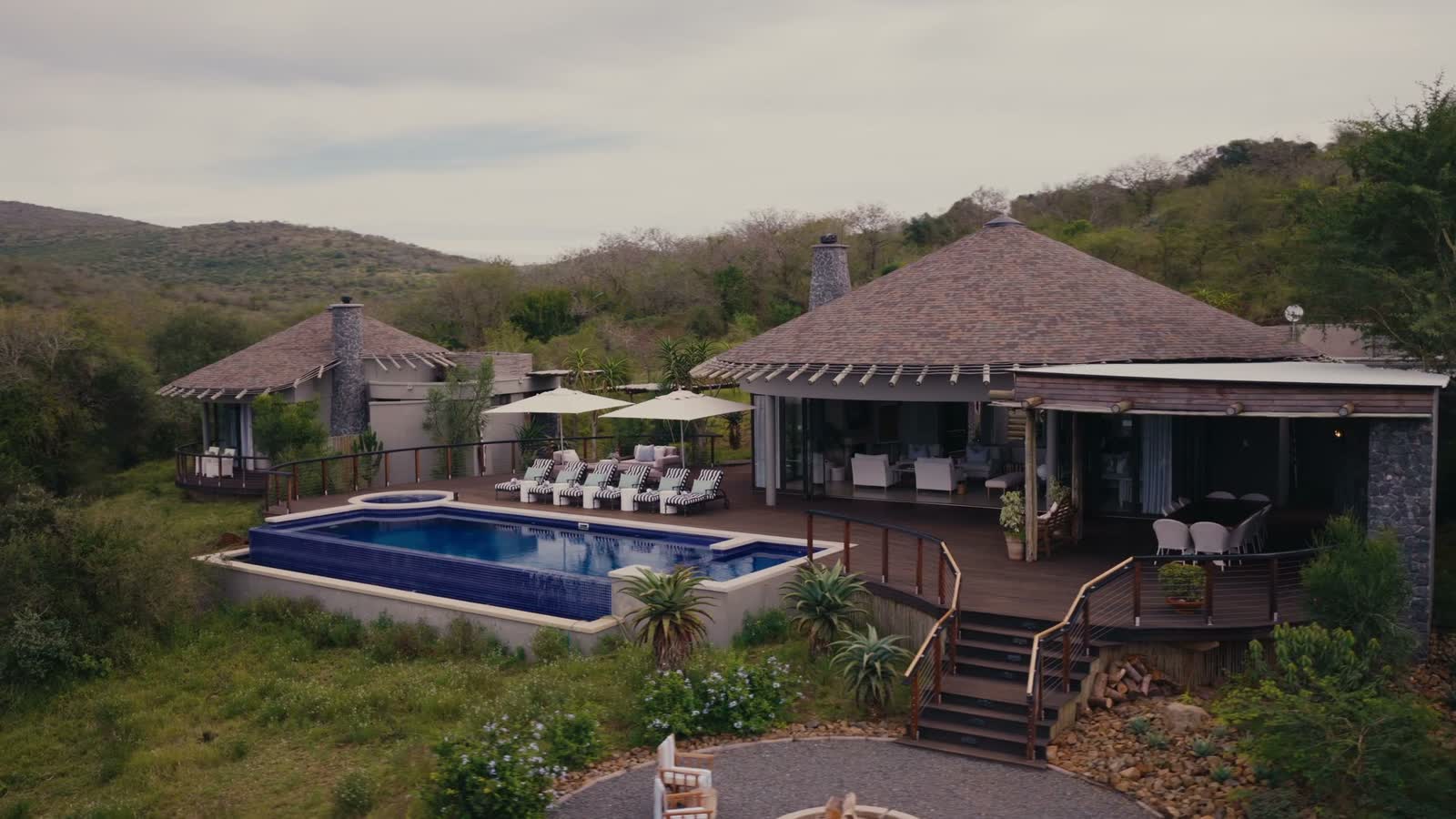 Villa Mhlosinga and its infinity pool above the Thanda Safari reserve