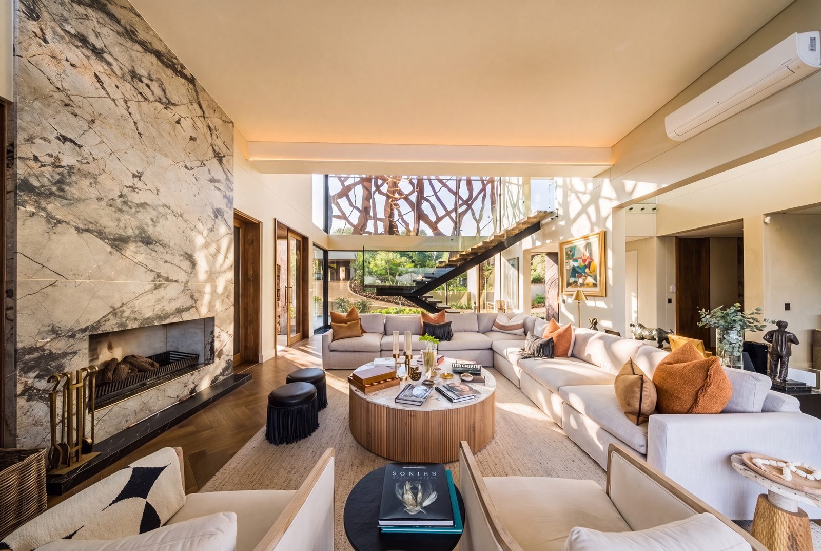 Main lounge and bar at Villa Thandawena