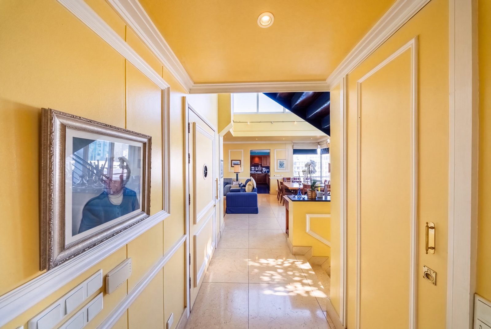 The entrance hall in yellow, marble underfoot