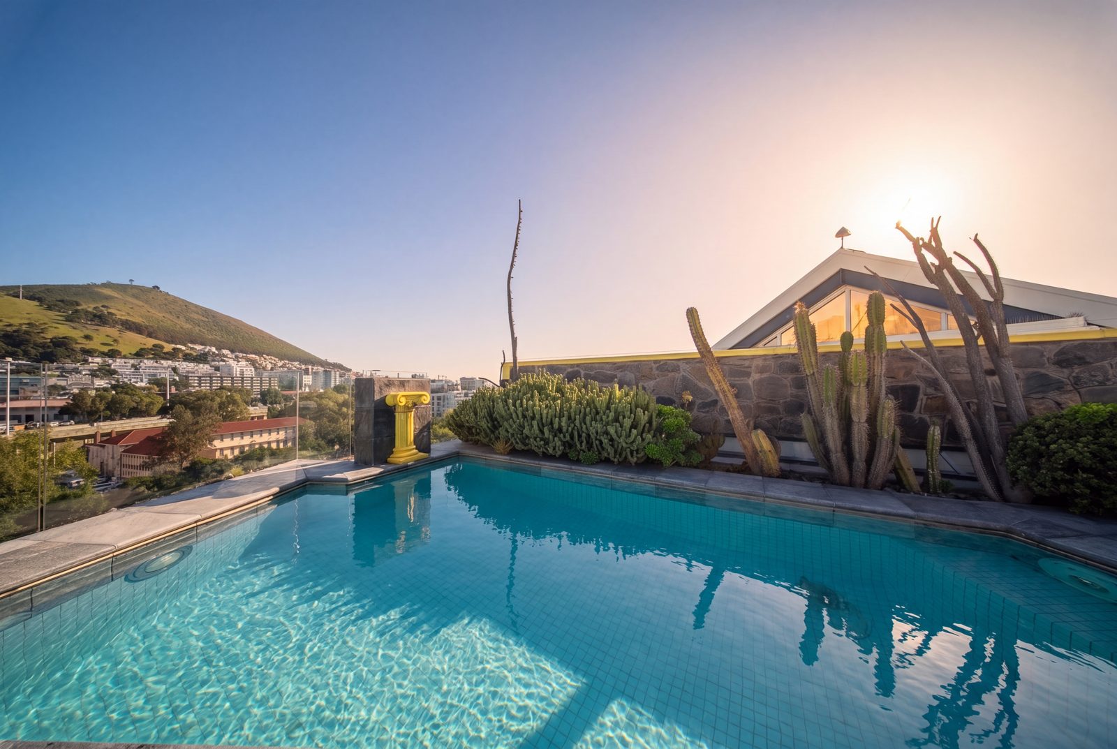 The rim flow pool toward Signal Hill